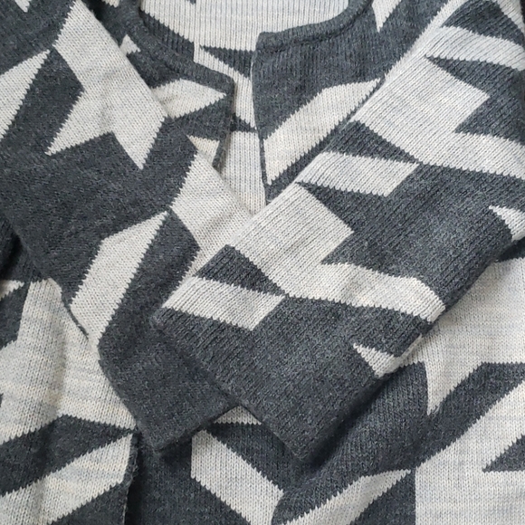 Cardigan with unique aztec pattern - Picture 4 of 5